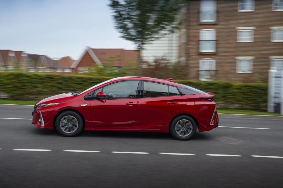  Toyota Prius Plug-in Hybrid Business Edition+ 2019 года  (UK) (фото 26 из 30)